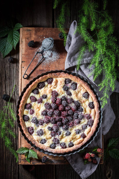 Top view of sweet blackberry pie made of fresh fruits - Foto, afbeelding