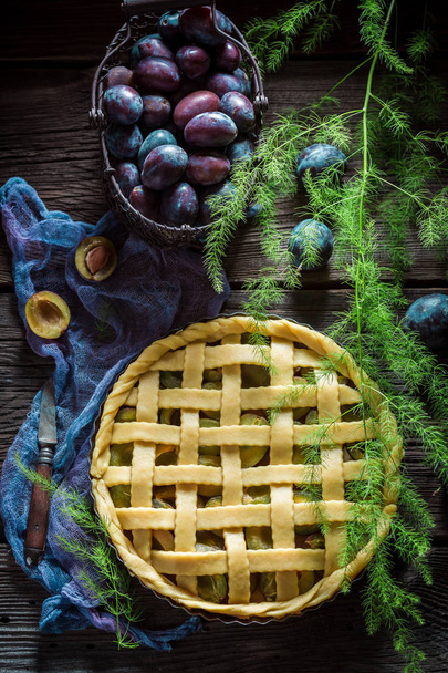 Top view of pie made of fresh plums - Valokuva, kuva