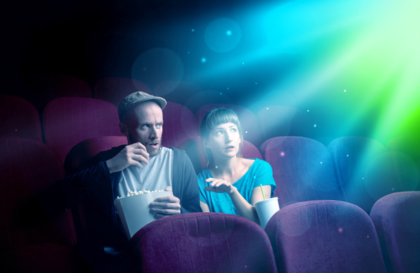 Adolescente casal assistindo filme
  - Foto, Imagem