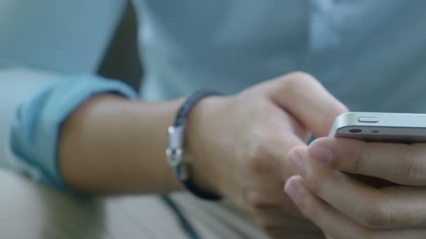 4k: Nahaufnahme der Hände eines asiatischen Geschäftsmannes mit Smartphone, Pan Shot - Filmmaterial, Video