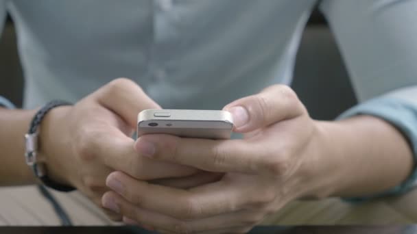 4 к: крупним планом руки азіатських бізнесменом за допомогою смартфона - Кадри, відео