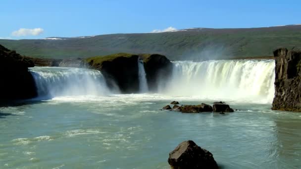 potężne wody biały wodospad godafoss, Islandia - Materiał filmowy, wideo
