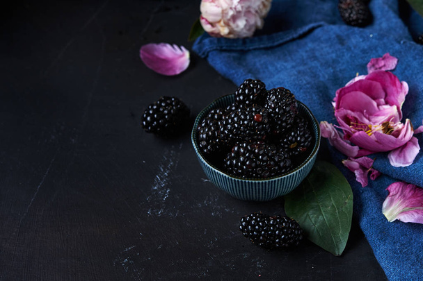 fresh blackberry in bowl  - Foto, immagini