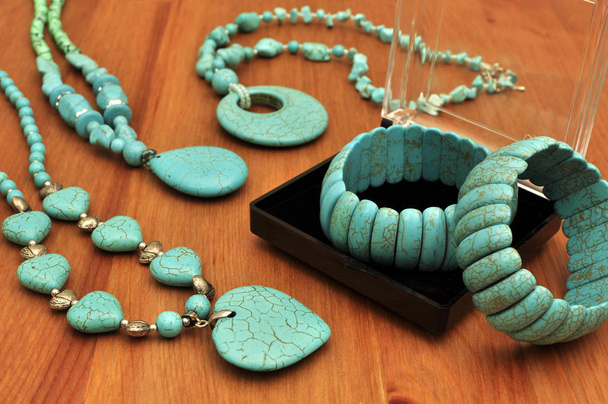 Turquoise stenen bangle en ketting in de sieraden doos. Natuurstenen - Foto, afbeelding