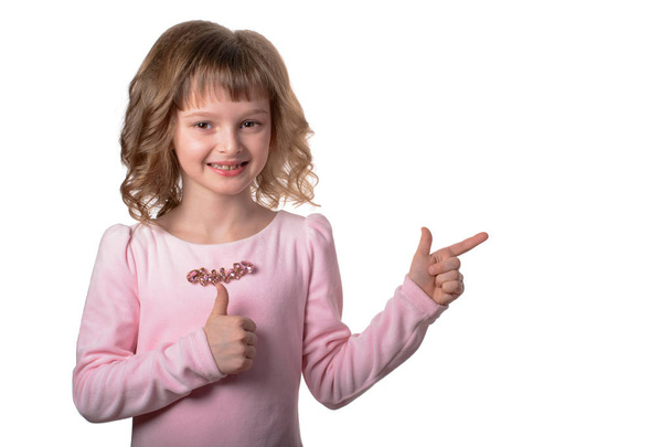 Hymyilevä tyttö osoittaa sormella pois kopioi tilaa eristetty valkoisella taustalla
 - Valokuva, kuva