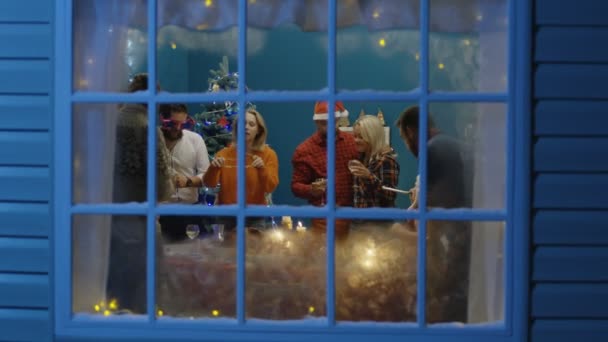Gente alegre celebrando la Navidad en casa
 - Metraje, vídeo
