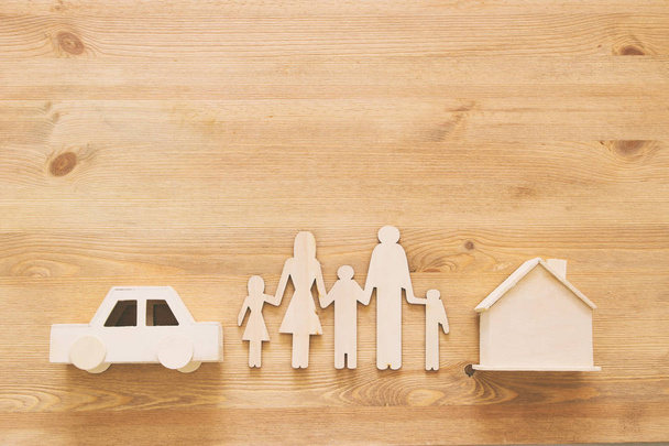 Concepto de seguro. vida familiar, cuestiones financieras y de salud - Foto, Imagen