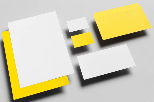 Marka / Kırtasiye Mock-Up-sarı ve beyaz. Yüzen - Antetli kağıdı (A4), Dl zarf, kayma (99x210mm), ticari kartlar (85x55mm övgü) - Fotoğraf, Görsel