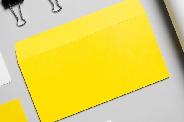 Branding / Stationery Mock-Up - Yellow & White. Close-Up - Letterhead (A4), DL Envelope, Business Cards (85x55mm), Mailing Tube - Foto, Imagem