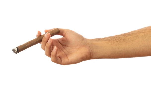 Rauchen. kubanische Zigarre in einer männlichen Hand isoliert auf weißem Hintergrund, Clipping Pfad - Foto, Bild