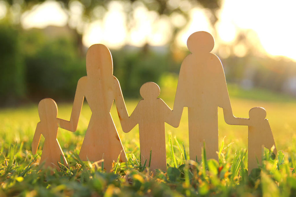 imagem do conceito de família feliz. pessoas de corte de madeira de mãos dadas juntos na grama verde durante o pôr do sol
 - Foto, Imagem