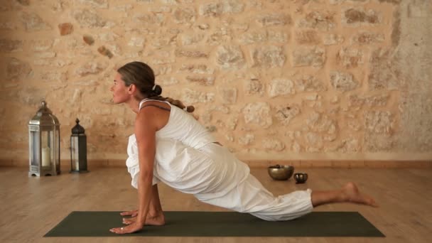 nő csinál jóga - Felvétel, videó