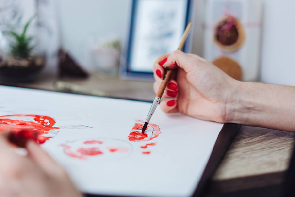 Jonge vrouw schilderen met aquarel verven - Foto, afbeelding