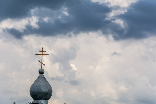 Kirchenkuppel. die Kuppel der Kirche vor stürmischem Himmel - Foto, Bild