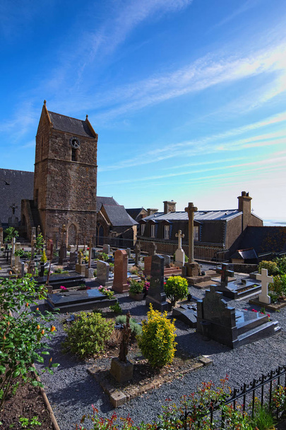 Stary cmentarz w opactwa Mont Saint Michel. Normandia, Francja, Europa. - Zdjęcie, obraz