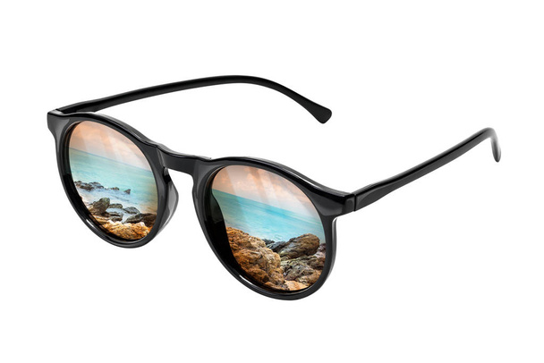 Reflejo de playa sobre gafas de sol marrones aisladas sobre fondo blanco con recorte
 - Foto, imagen