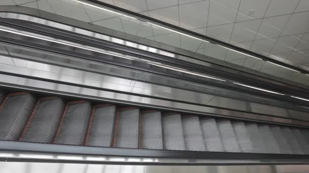 Escada rolante longa para estação de metrô subterrânea
 - Filmagem, Vídeo