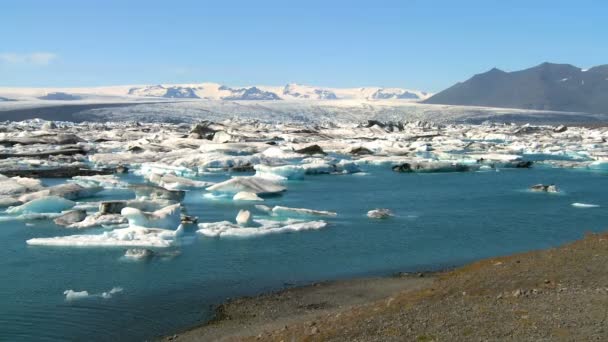 Öko-turisztikai figyeli a tóba, a globális felmelegedés lassan olvadó jeges jéghegyek - Felvétel, videó