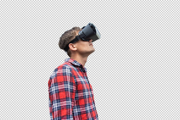 Hombre con gafas de realidad virtual. Captura de estudio, fondo transparente con contur dentro
 - Foto, Imagen