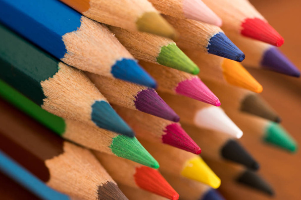 värilliset kynät piirustukseen ja maalaukseen
 - Valokuva, kuva