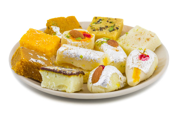 インドおいしいミックス甘い食べ物や白背景に分離されたミックスは Mithai - 写真・画像