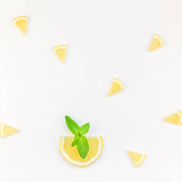 Kare flatlay genel gider üst narenciye limon dilimleri görüntülemek ve otlar yaprakları beyaz masa artalanını boşaltmak ile nane. Sıcak yaz ferahlık limonata kavramı. Düzenlenmiş içecek maddeleri - Fotoğraf, Görsel