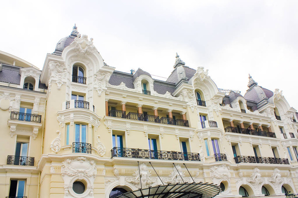 Monaco, Monte-Carlo - 2018. június 22.: Hotel de Paris a Monaco - Fotó, kép