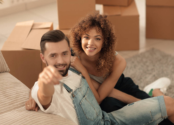 νεαρό ζευγάρι κρατώντας πατημένο το πλήκτρο σε ένα νέο διαμέρισμα - Φωτογραφία, εικόνα