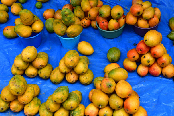 San Juan de Chamula; Mexikói Egyesült Államok - május 15 2018: istálló, a gyümölcsök, a piacra - Fotó, kép