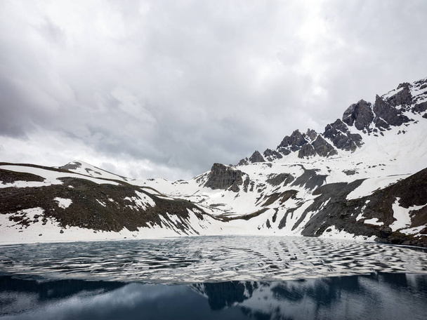 крижана блакитна вода з лаку St anne в пакетах природних дю-кіра в Альпах прованс
 - Фото, зображення