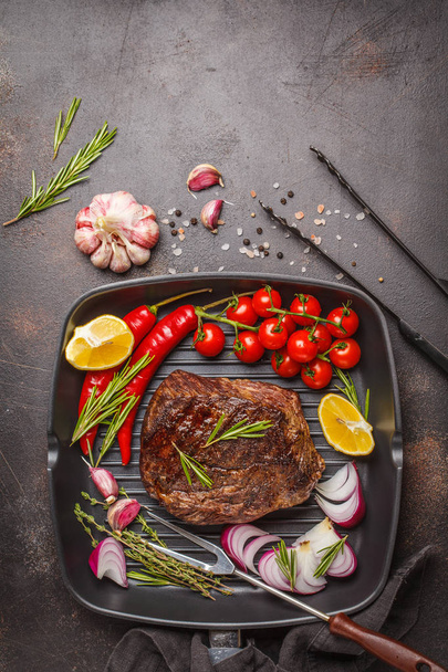 Baked grilled beef slice in a scoop with spices and vegetables, top view, copy space. - Valokuva, kuva