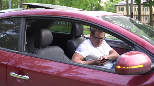 Mann telefoniert nach Autopanne - Filmmaterial, Video