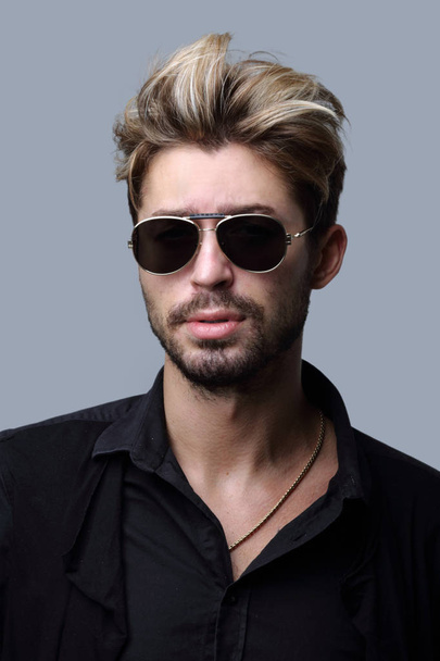 Close-up portrait of handsome stylish man in sunglasses. - Foto, Bild