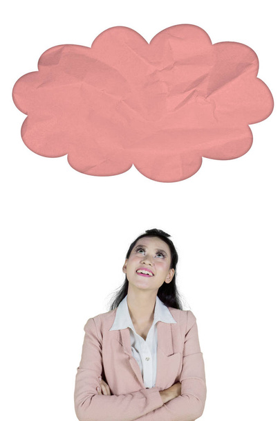 Empresária feliz olhando para a bolha de nuvem vazia enquanto estava em pé no estúdio, isolado no fundo branco
 - Foto, Imagem
