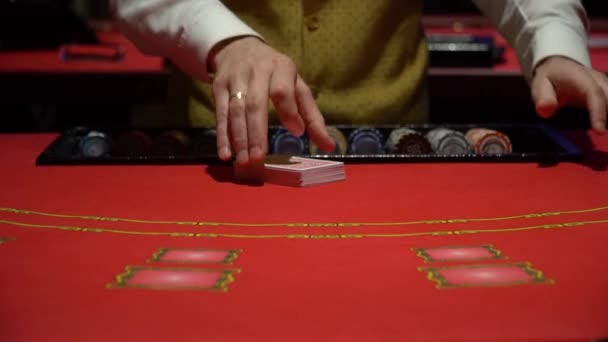 Casino, poker: Dealer baraja las cartas de poker
 - Imágenes, Vídeo