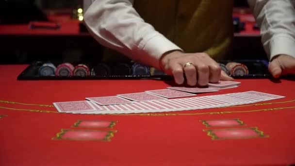 カジノ、火かき棒: ディーラーはポーカーのカードをシャッフル - 映像、動画