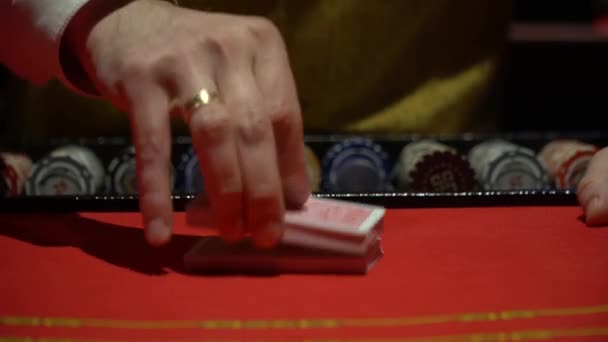 カジノ、火かき棒: ディーラーはポーカーのカードをシャッフル - 映像、動画