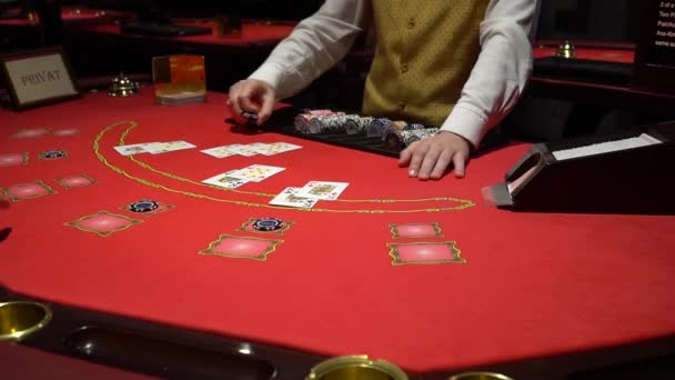 Τυχερά παιχνίδια μαύρο Jack σε ένα καζίνο - εσωτερικη. - Πλάνα, βίντεο