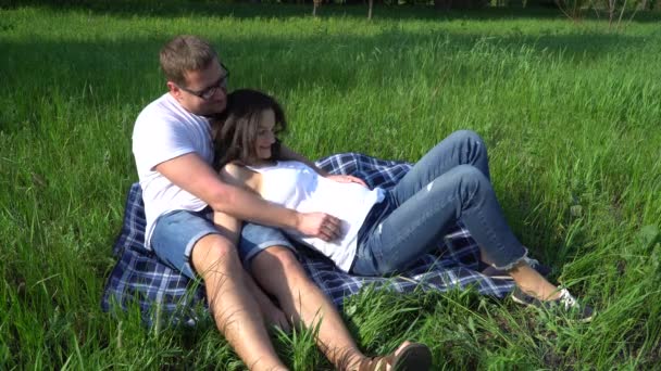 Egy fiatal család vár egy gyermek. Egy ember megcsókolja a várandós felesége. - Felvétel, videó