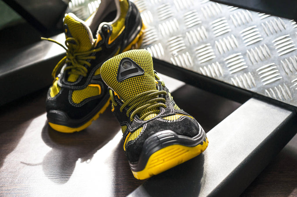 Baskets modernes sans marque dans la salle de gym. Noir-jaune. Chaussures confortables
. - Photo, image