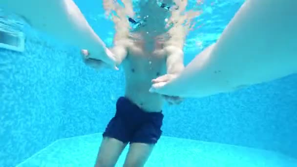 4 k 表示. 水の下で。一緒に水の下で水泳男女のカップル. - 映像、動画