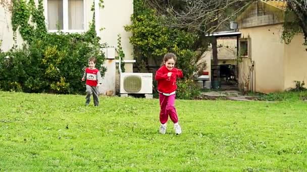 Zwei kleine Kinder rennen in Zeitlupe auf die Kamera zu - Filmmaterial, Video