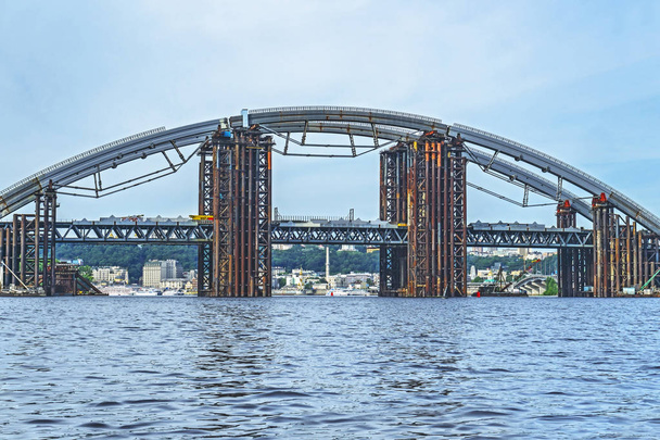Výstavba mostu přes řeku. Dočasná kovová konstrukce - Fotografie, Obrázek