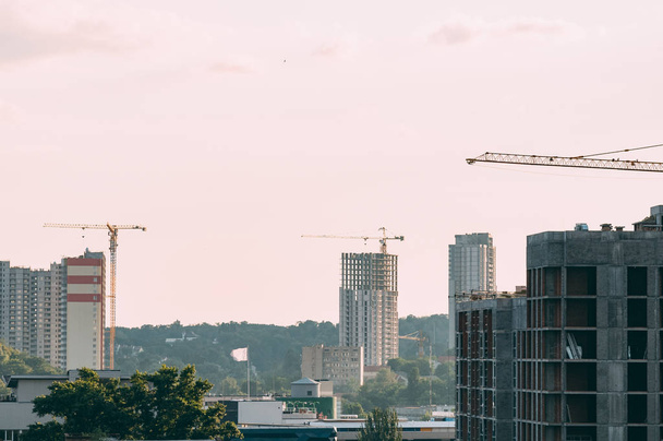 Строительство высотного здания с краном. Строительство здания с использованием опалубки. Строительный кран и здание на фоне голубого неба
 - Фото, изображение