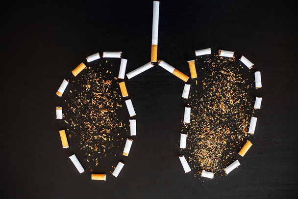 Smettere di fumare concetto su sfondo con sigarette rotte. Un mucchio di sigarette. Vietato fumare
. - Foto, immagini