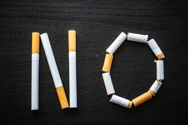 Állítsa le a dohányzás koncepció háttér-val törött cigaretta. Halom cigaretták. Tilos a dohányzás. - Fotó, kép