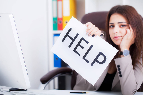 Problema de negocios. Atractiva joven mujer de negocios cansada y frustrada trabajando en su computadora pidiendo ayuda
. - Foto, imagen