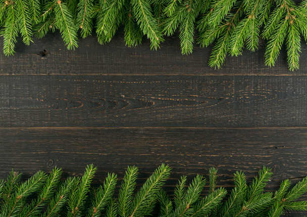 Різдвяний фон з ялиновими гілками на дерев'яному фоні плоского ліжка і вид зверху. Прикраса квіткової рамки з пробілом для копіювання. Креативна різдвяна рамка для новорічної листівки
 - Фото, зображення