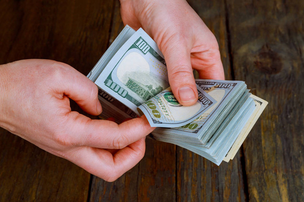 Dolarów amerykańskich w ręce kobiety. bliska liczenia nas dolarowych - Zdjęcie, obraz