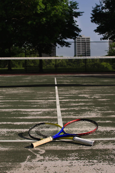 Tennisrackets gekruist op de rechtbank - Foto, afbeelding